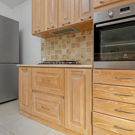 La Maddalena 6&2, Emma Villa *