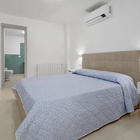 La Maddalena 6&2, Emma Villa Arzachena