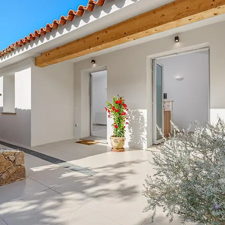 Villa La Maddalena 6&2, Emma Arzachena