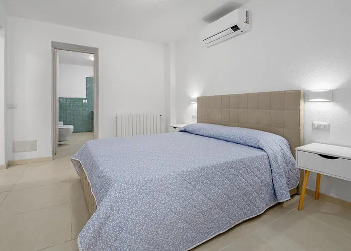 La Maddalena 6&2, Emma Villa Arzachena